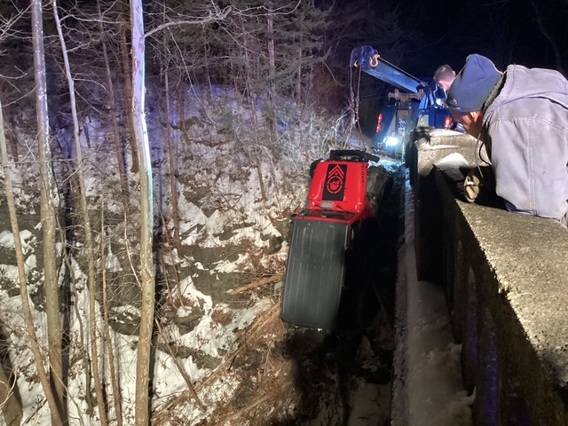 Driver injured after jeep crashes down embankment in Warren County ...